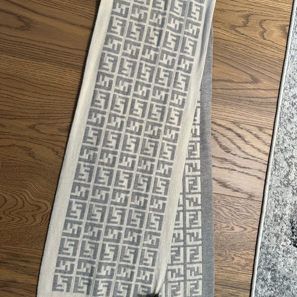 FENDI | Gray & Cream Monogram Scarf - AUTHENTIC - Picture 6 of 8